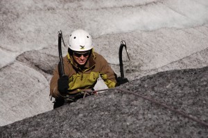 Tobi bis auf die Zähne bewaffnet