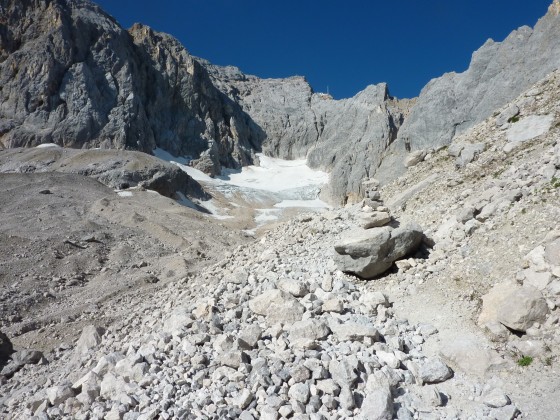 Stein- und noch Eiswüste im Höllental
